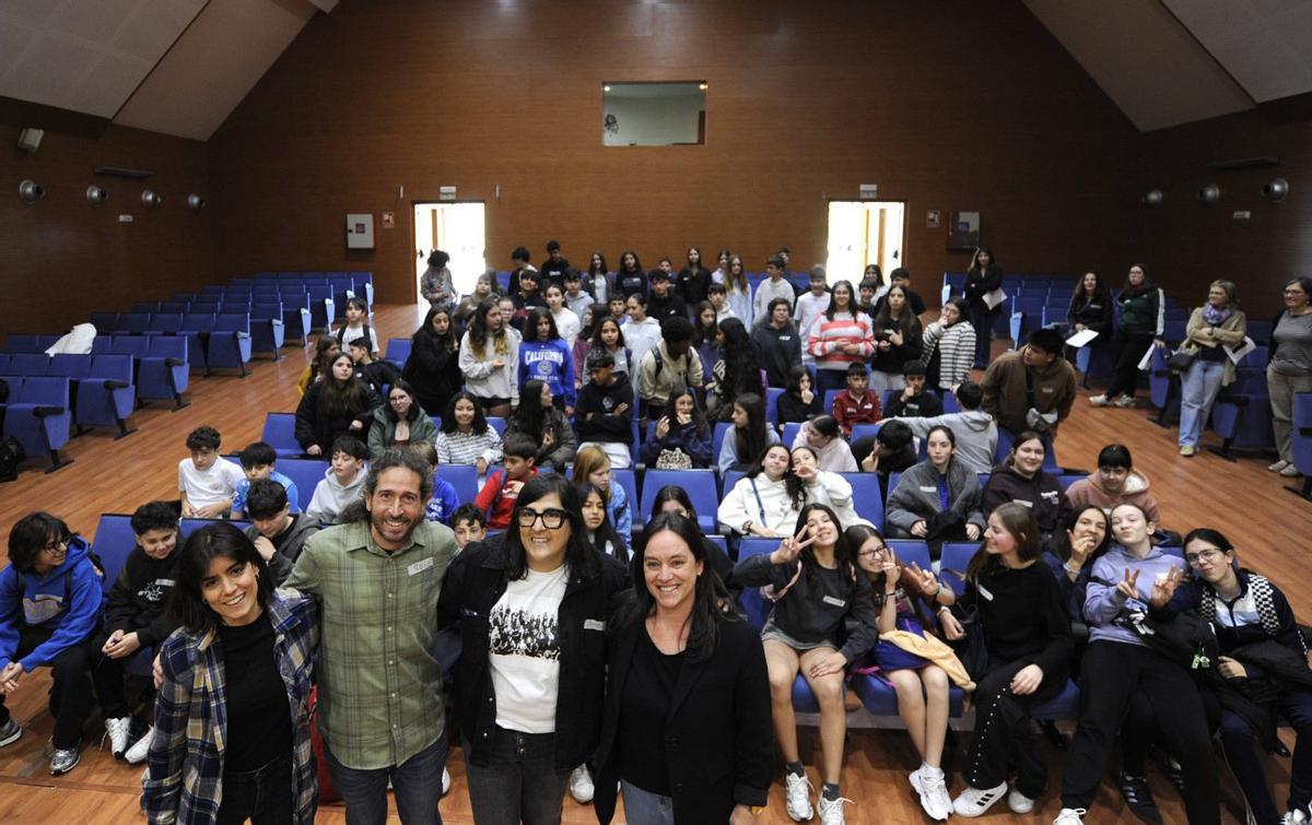 López Peña e Troitiño posan con docentes diante da rapazada no auditorio. | BERNABÉ/JAVIER LALÍN