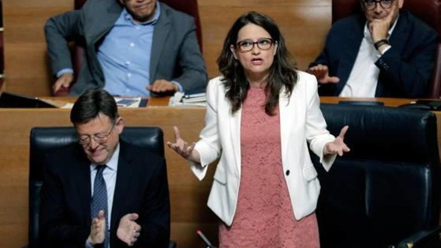 Oltra, junto a Puig, interviniendo ayer en la sesión de control al jefe del Consell.