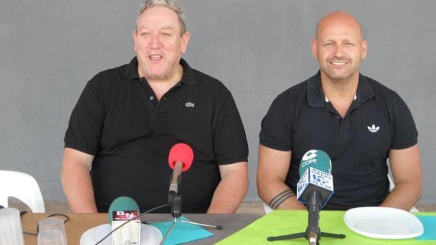 El presidente del BM Benidorm, Javier Abinzano, junto al entrenador del primer equipo, Fernando Latorre.