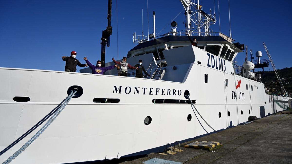 Tripulantes del &quot;Monteferro&quot;, saludan desde el barco.