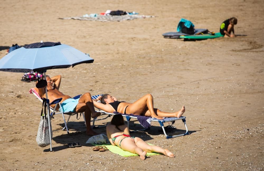 Ambiente festivo en la Marina y las playas por el Día del Pilar