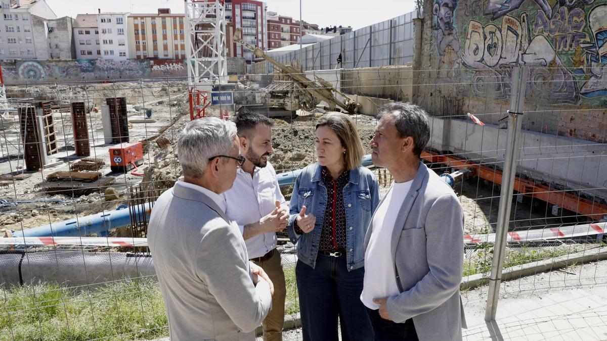 El desalojo del IES Jovellanos en Gijón, en imágenes
