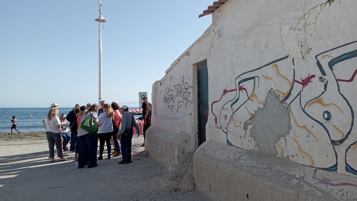 La casa que será demolida, en el paseo marítimo de Pedregalejo, hace esquina con el arroyo de los Pilones.