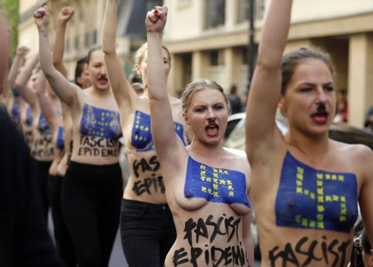 Les Femen ’desfilen’ pels carrers de París amb una esvàstica amb les estrelles de la UE pintades al pit i el bigoti de Hitler.