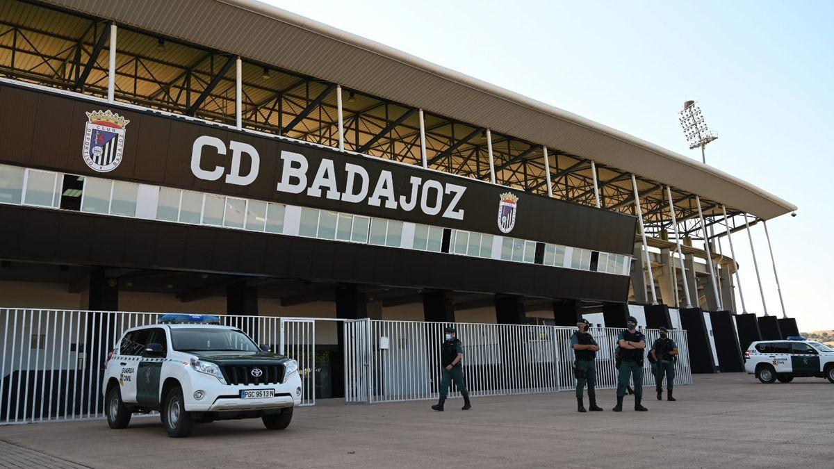 Agentes de la Guardia Civil, durante los registros en el estadio.