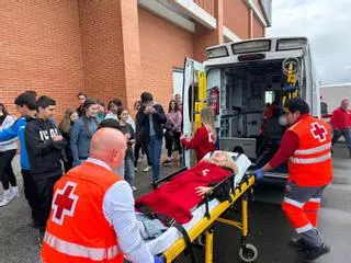 EN IMÁGENES: Simulacro de instalación de un albergue de emergencias con jóvenes de Pola de Siero