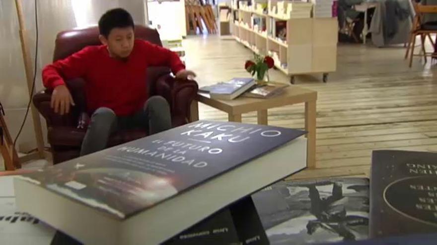 Un niño chino de 12 años lee durante horas en una librería de Barcelona