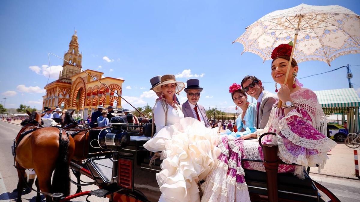 Coche de caballos junto a la portada de la Feria de Córdoba