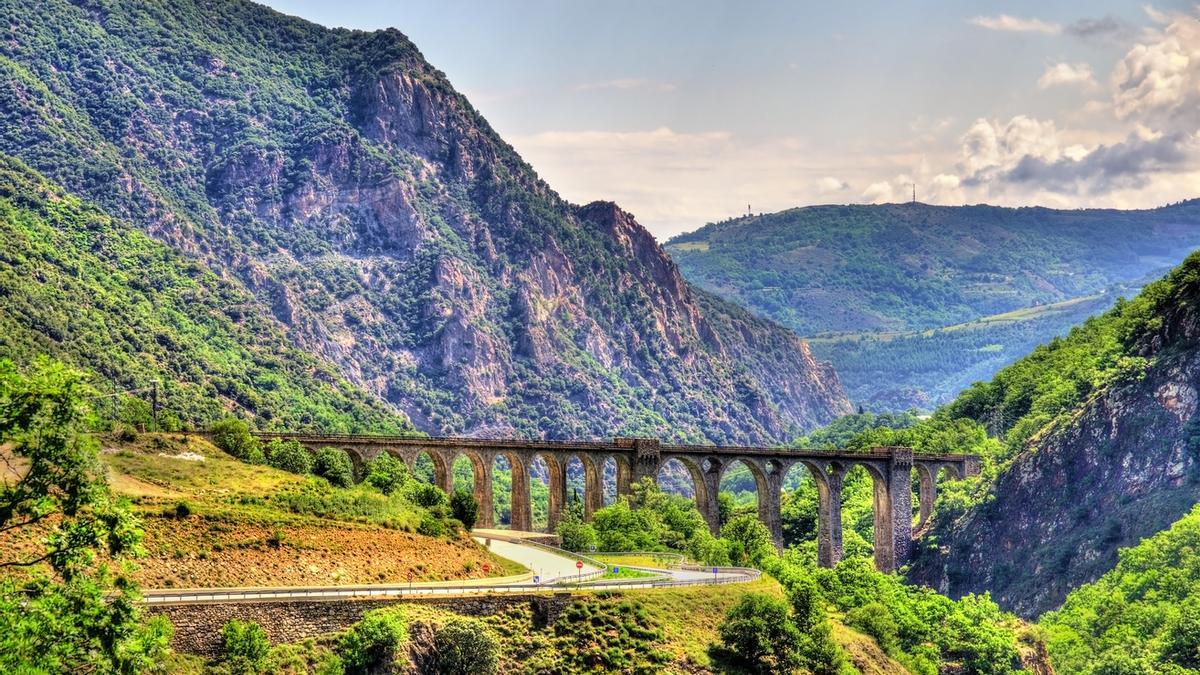 El Expreso de Canfranc: una forma de descubrir el Pirineo sobre raíles