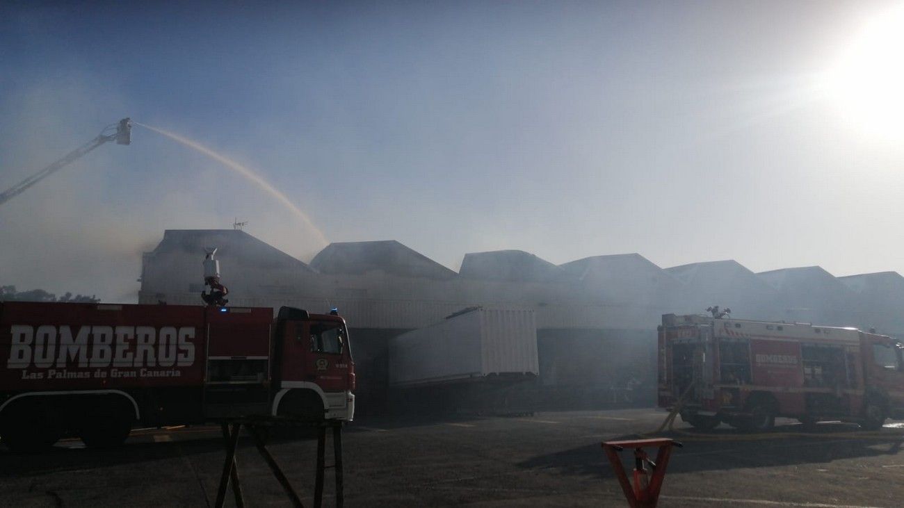 Incendio en una nave multisuso de Mercalaspalmas