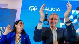 El presidente de la Xunta de Galicia, Alfonso Rueda, celebra su victoria electoral.