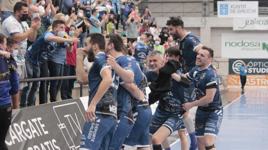 La plantilla del Cangas festeja con sus aficionados el último triunfo en el pabellón de O Gatañal. |  // SANTOS ÁLVAREZ