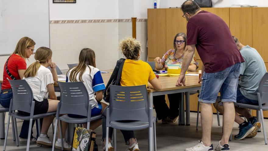 Imagen del proceso de inscripciones para comuniones que han llevado a cabo este año en la arciprestal. | TONI LOSAS