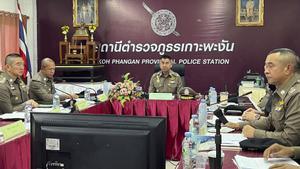 El subdirector de la Policía de Tailandia, Surachate Hakparn (c), durante una reunión con varios oficiales de la policía. EFE/ Somkeat Ruksaman