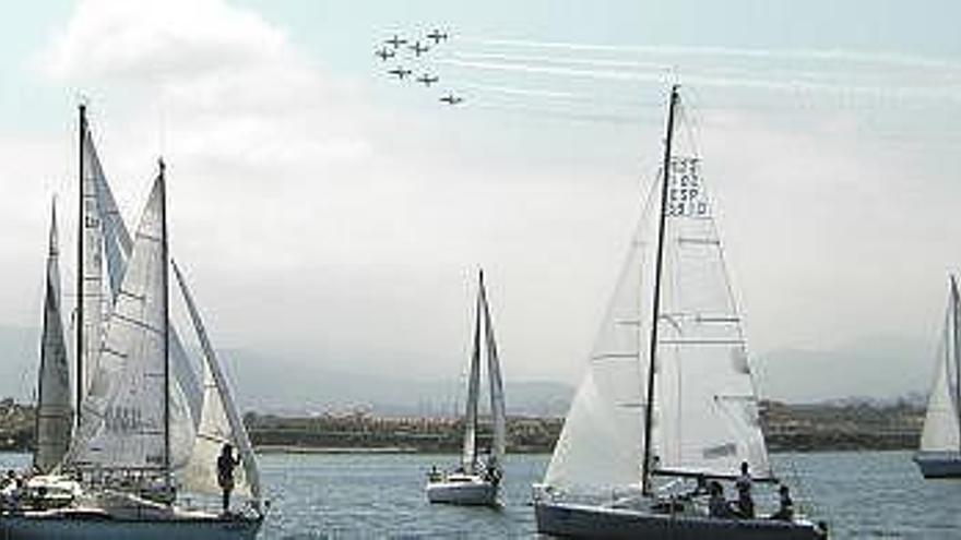 Varias embarcaciones, al paso de la Patrulla Águila. / e. g.