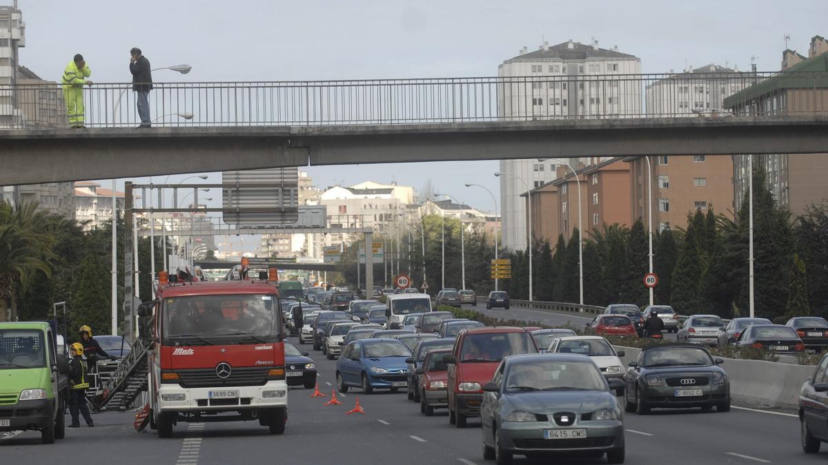 Pasarela peatonal sobre Alfonso Molina a la altura de la calle Álvaro Cunqueiro.