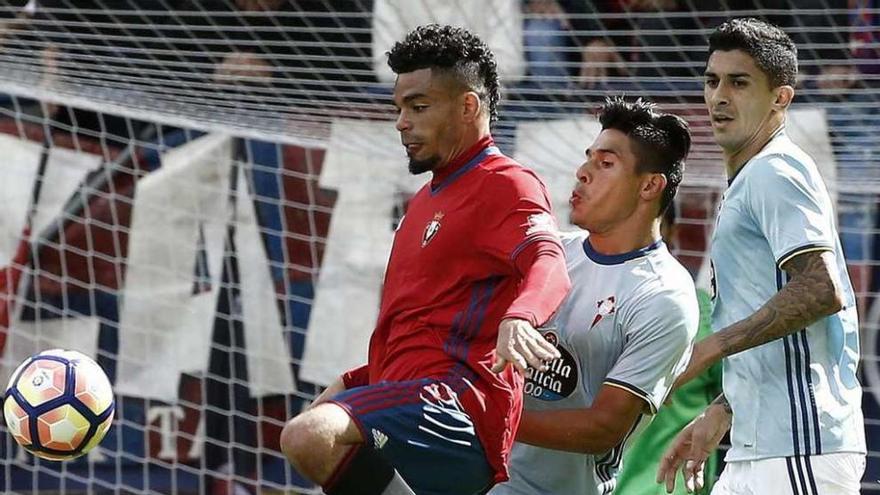 Riviere intenta controlar el balón ante Roncaglia y Hernández. // Jesús Diges