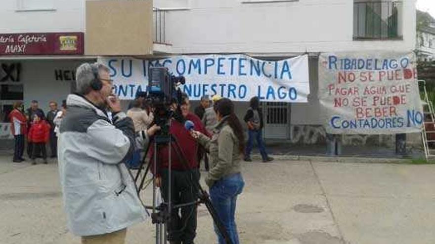 Los medios televisivos entrevistan ayer a vecinos de Ribadelago.