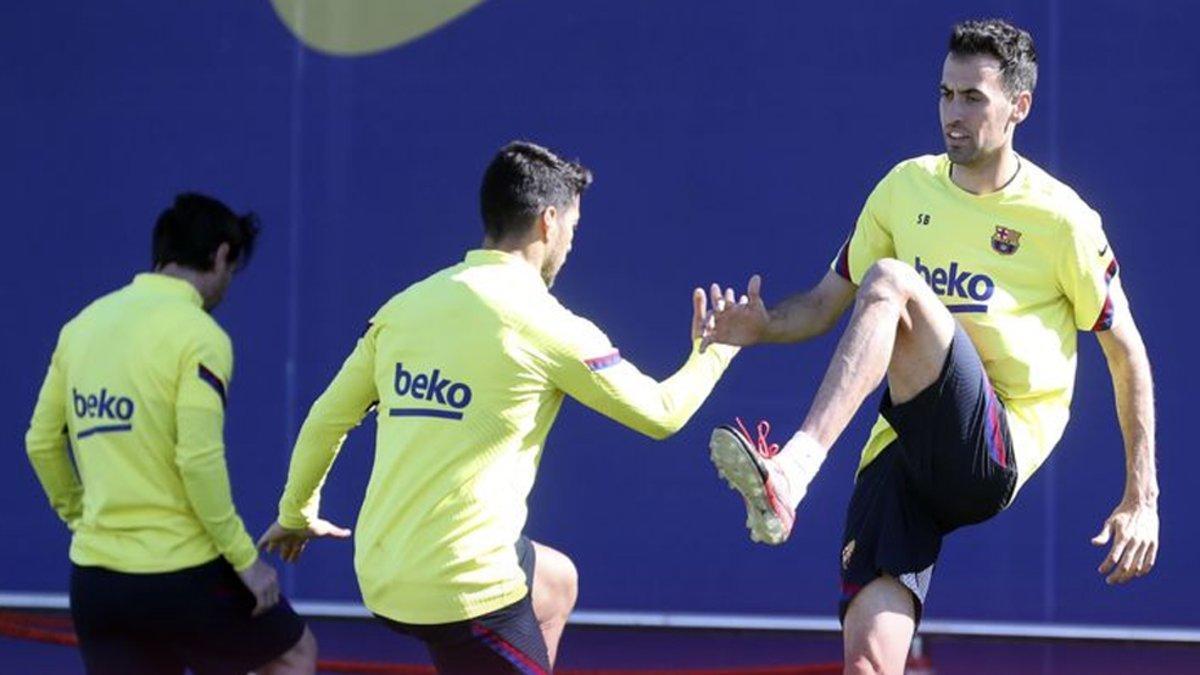 Luis Suárez, con Busquets y Messi, durante el entrenamiento