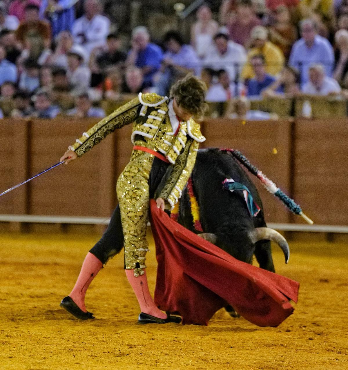 Armando Rojo da un trincherazo al novillo de Gabriel Rojas en la Maestranza.
