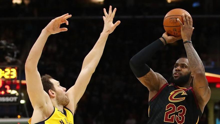 James pone a los Cavaliers en semifinales con 45 puntos