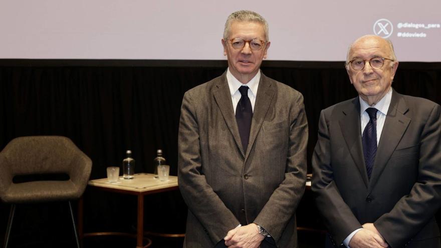 Alberto Ruíz-Gallardón y Joaquín Almunia, ayer, en el Hotel de la Reconquista de Oviedo.  | IRMA COLLÍN