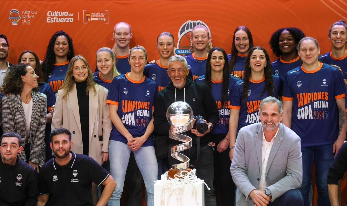 El Valencia Basket celebra a lo grande la Copa de la Reina con su afición