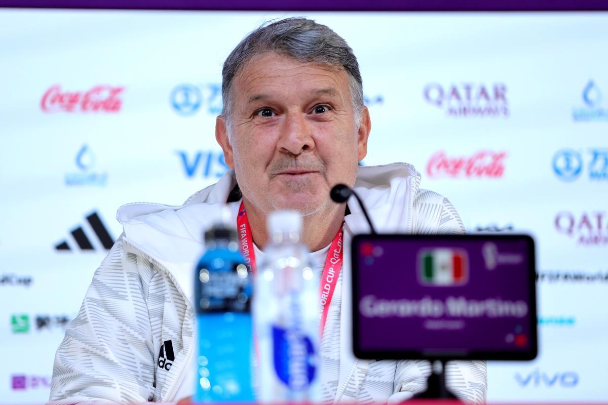 El argentino Gerardo 'Tata' Martino escucha una pregunta en el Centro de Convenciones de Qatar.