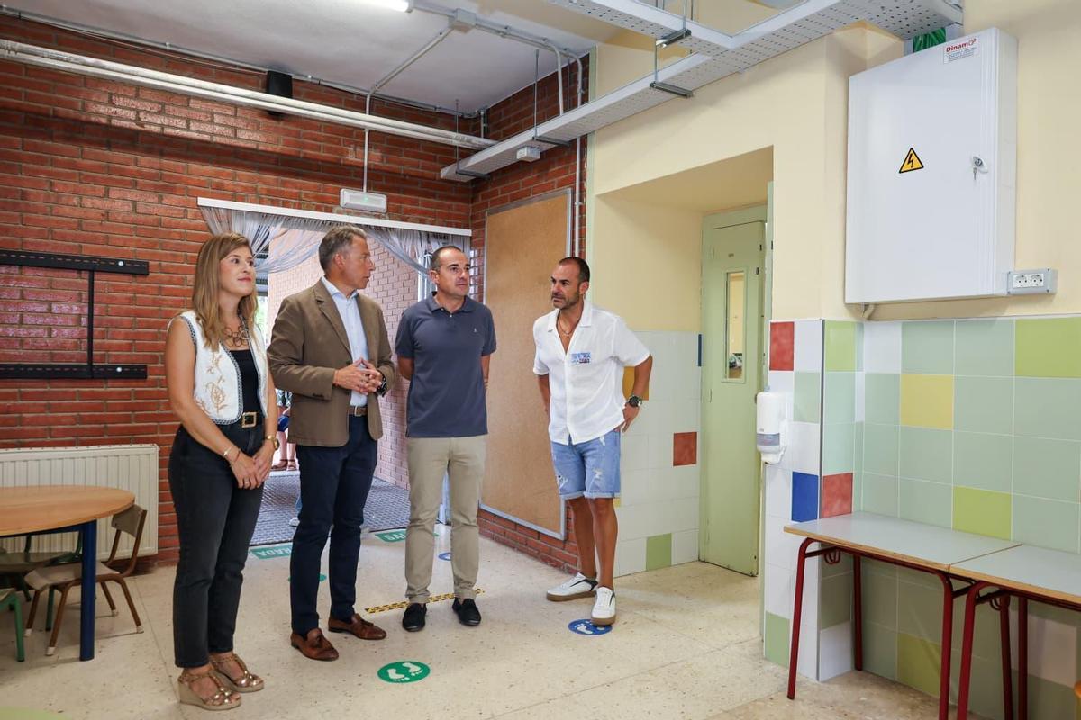 Fulgencio Gil visitaba las mejoras llevadas a cabo en el CEIP Villaespesa.