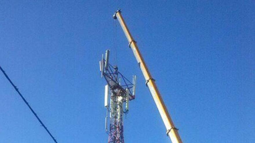 Retirada de la antena de telefonía móvil, esta mañana.