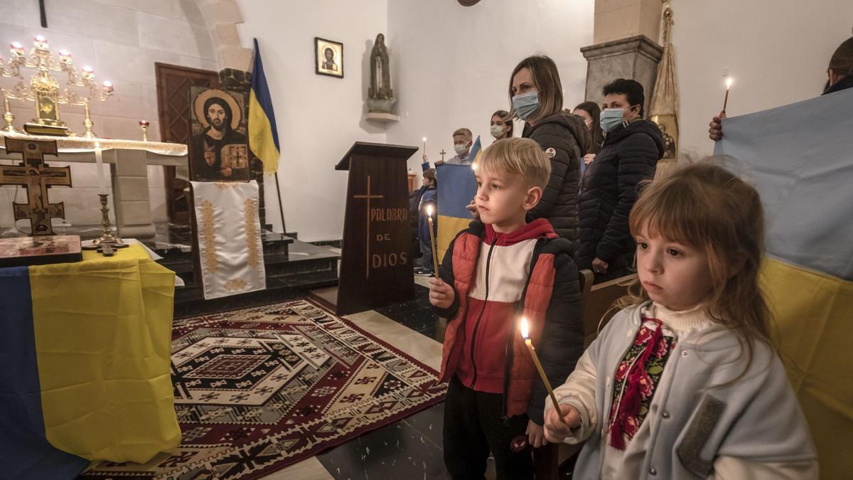 Imagen de la celebración religiosa que presidió el jueves el obispo de Mallorca con la comunidad ucraniana de Mallorca