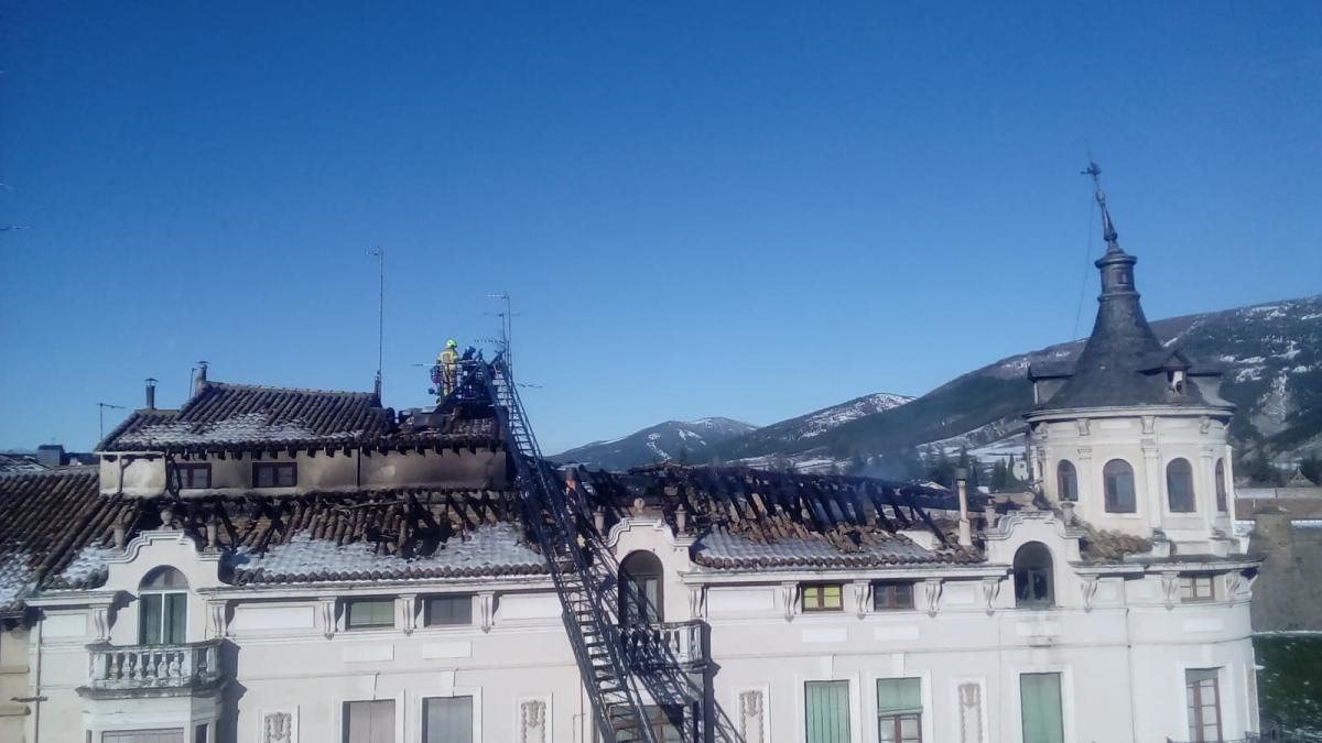 Los bomberos refrescan la techumbre del edificio incendiado del Pilgrim de Jaca