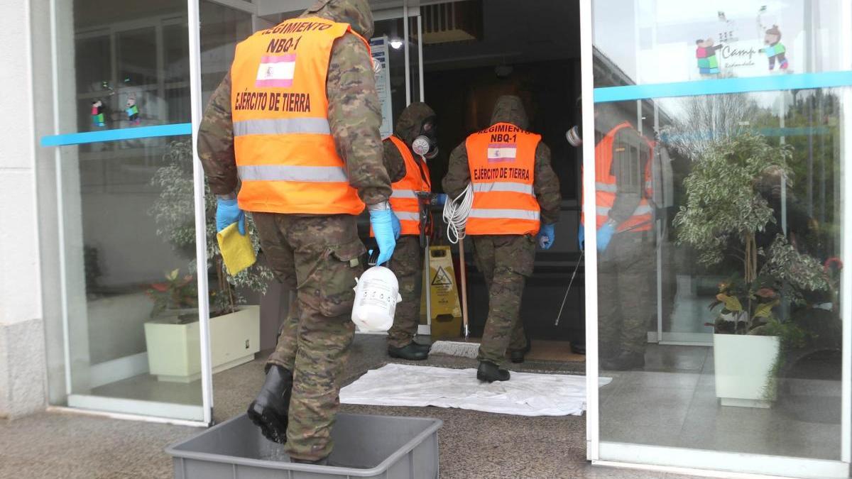 Soldados entran a desinfectar el Centro de Atención a Persoas con Discapacidade (CAMP) de Chapela. // Ricardo Grobas
