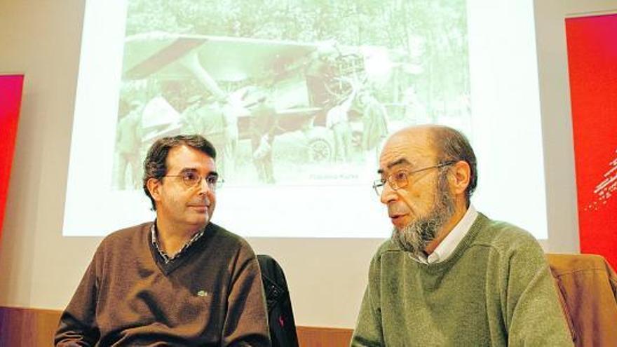 Víctor Luis Álvarez, a la derecha, y Javier de la Torre, durante la conferencia.