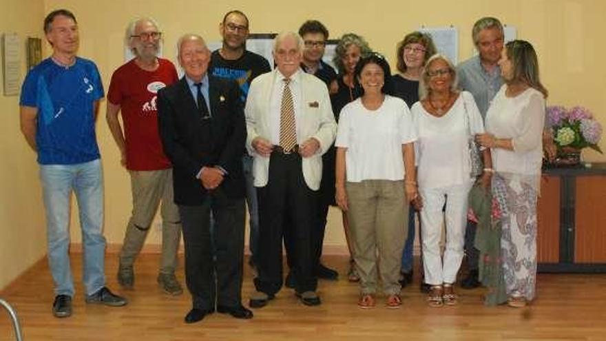 Montañeros y familiares de Luis Martínez, en la exposición.