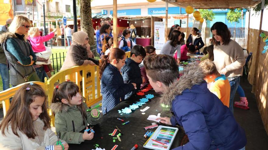 Orpesa da la bienvenida a la Navidad con luces y mercadillo