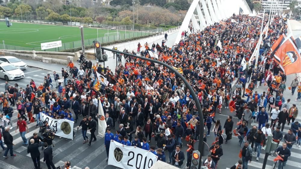 Momentos de la marcha cívica por el centenario del Valencia CF.