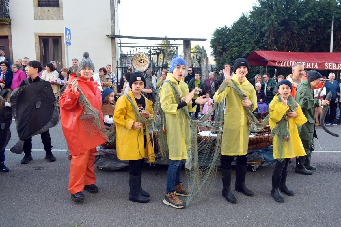 Asistentes al desfile de disfraces del Concello de Valga.