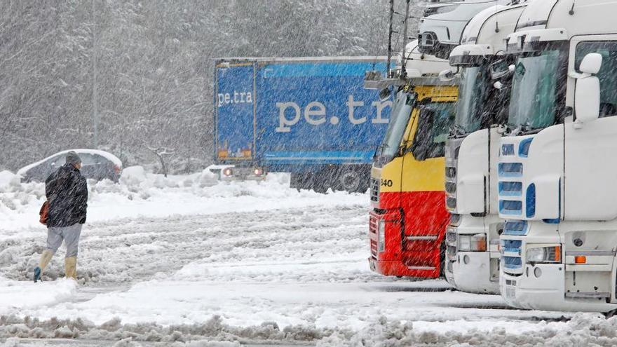 Camions aturats ahir a l&#039;A-2, al Bruc, per l&#039;acumulació de neu |