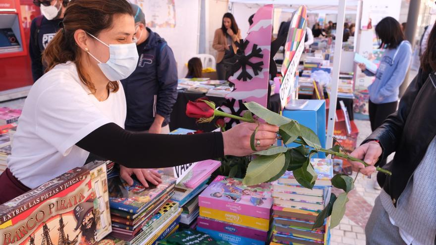 Libros y rosas por Sant Jordi en Elche