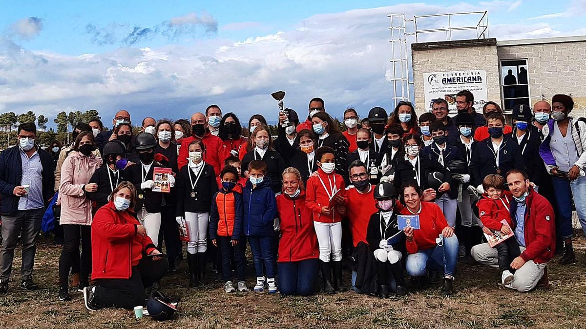 Participantes y familiares en el Hipódromo da Antela, en Xinzo de Limia.