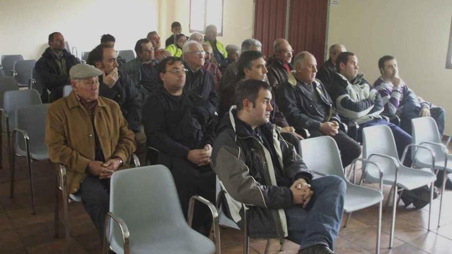 Regantes del canal, durante una asamblea celebrada en la estación de bombeo de Monte la Reina