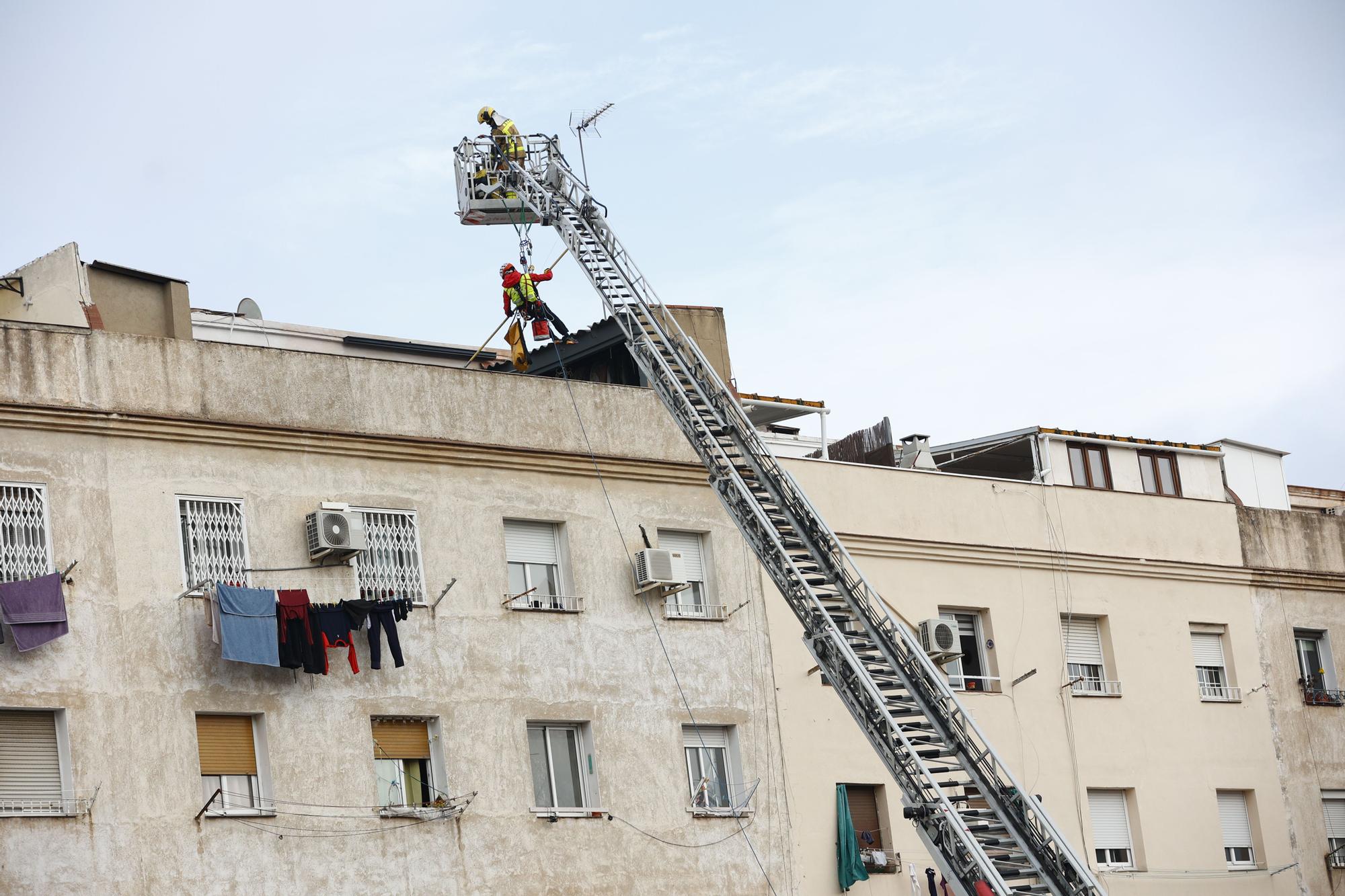 Se derrumba el interior de un edificio de cinco plantas en Badalona