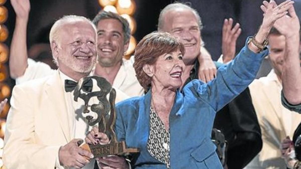 Concha Velasco saluda al público, la noche del jueves, con el galardón en la mano junto a Juan Echanove, con Unax Ugalde y Lluís Homar, detrás.