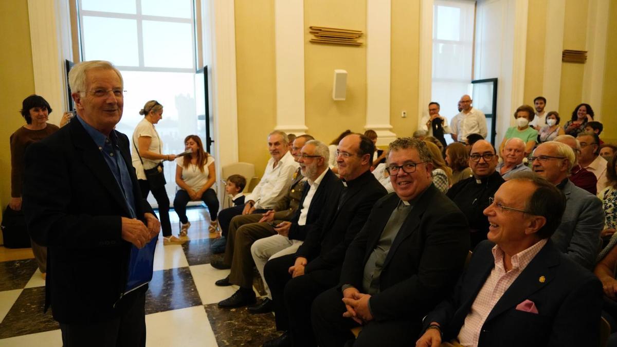 El sacerdote, a la izquierda, durante un momento del acto del nombramiento.