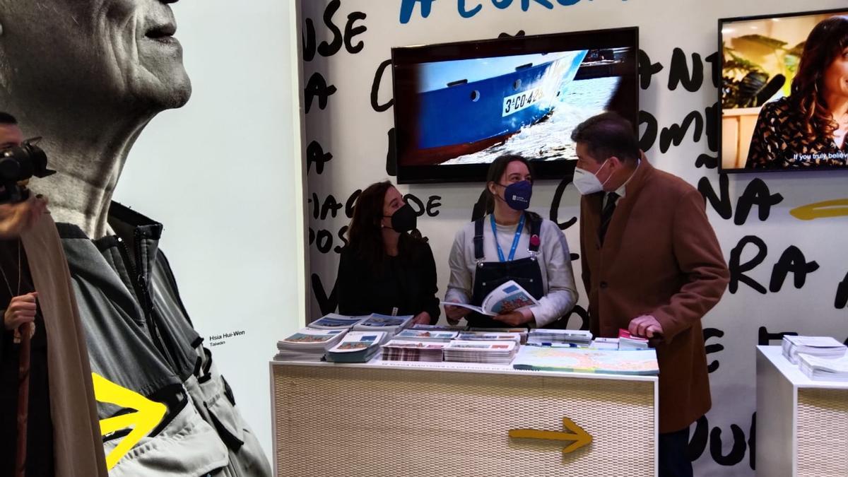 La alcaldesa, Inés Rey, y el edil Juan Ignacio Borrego, hoy en el stand de A Coruña en Fitur.