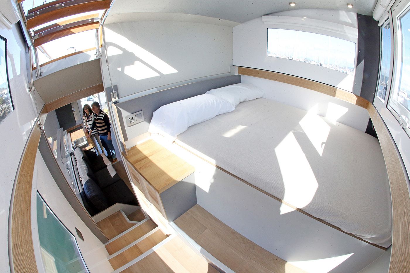 Interior del barco-apartamento de Navis Siren (1).jpg