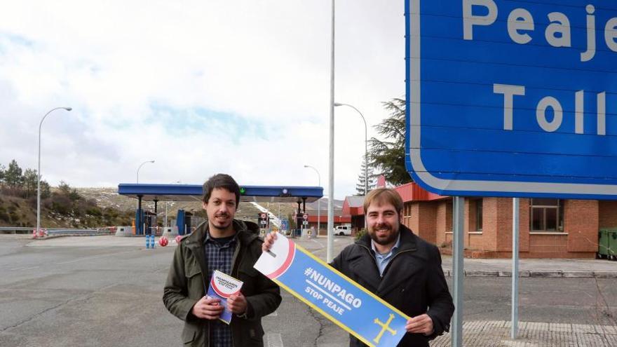 Segundo González, a la izquierda, y Daniel Ripa, esta mañana en el peaje de La Magdalena.