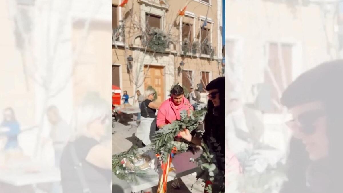 Un taller de decoración navideña en Elda permite donar cientos de coronas navideñas a municipios arrasados por la DANA