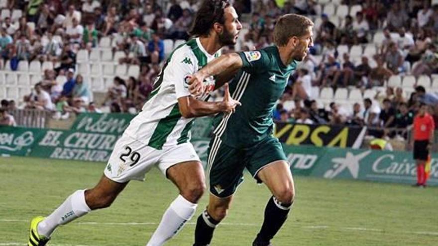 Soler (izqda.) con el filial del Córdoba, de donde llega al At. Levante.